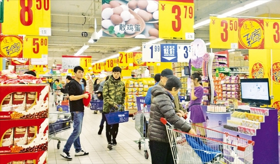 중국인 소비자들이 베이징 왕징에 있는 까르푸 매장에서 물건을 고르고 있다. 까르푸는 중국 할인유통점 시장에서 한때 1위였지만 롄화 화룬 등 중국 업체의 공세에 밀려 고전하고 있다. 김태완 특파원