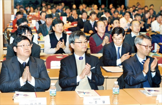 < 무역협회·산업硏, 中 내수시장 진출 전략 세미나 > 이진면 산업연구원 산업통상분석실장(앞줄 왼쪽부터), 조철 국제산업협력실장, 조영삼 벤처기업연구실장이 ‘중국 내수시장 진출전략 세미나’에서 박수치고 있다. 신경훈 기자 nicerpeter@hankyung.com