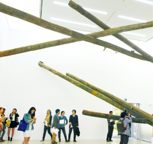 관객들이 지난 11월 소격동 국제갤러리에서 열린 칼리토 카르발료사의 설치작품 ‘대기실’을 감상하고 있다. 정석범 기자