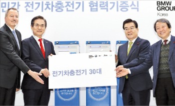 BMW는 지난 17일 제주도에 전기차용 충전기 30대를 기증했다. 빌 맥앤드루 BMW 그룹 부사장(왼쪽부터), 김효준 BMW코리아 사장, 우근민 제주도지사, 김대환 제주전기자동차서비스 사장 등이 기념촬영을 하고 있다. BMW 제공
 