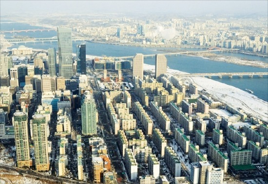 양도소득세 5년간 면제 등 세제 혜택이 이달 끝나지만 서울 아파트 거래는 전달에 비해 오히려 줄고 있다. 관망세 확산으로 거래량이 2개월째 감소하고 있다. 한경DB