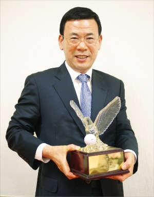 박주봉 대주·KC그룹 회장이 지난 23일 인천시 사동 대주중공업 본사에서 이글패를 들고 웃고 있다. 그는 “골프와 경영에서 원칙을 지키는 것이 가장 중요하다”고 강조했다. 서기열 기자