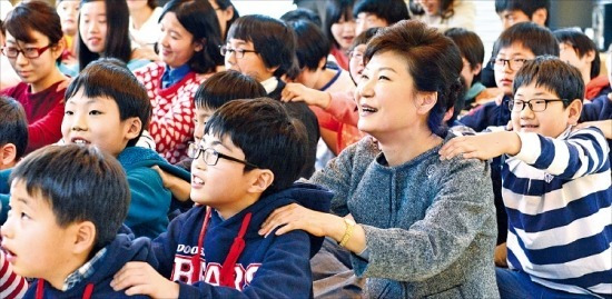 박근혜 대통령이 성탄절인 25일 서울 신월동 ‘SOS 어린이마을’을 방문해 어린이들과 기차놀이를 하고 있다. 강은구 기자 egkang@hankyung.com