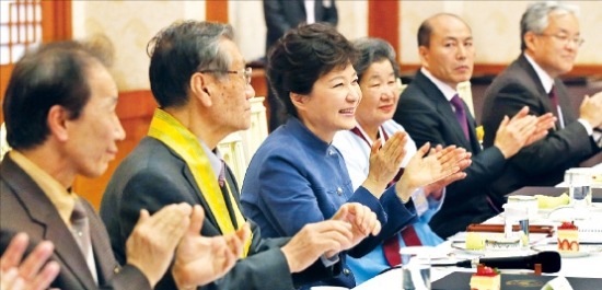 박근혜 대통령(왼쪽 세 번째)이 국민추천포상 수상자들과 함께 박수를 치고 있다. 강은구 기자 egkang@hankyung.com