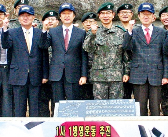 김기웅 한국경제신문 사장(왼쪽 두번째)과 송재조 한국경제TV 대표(왼쪽 첫번째), 장경수 1사단장(왼쪽 세번째), 이희주 한국경제매거진 사장(오른쪽) 등이 26일 1사1병영 운동을 통해 민군 교류의 선봉이 될 것을 다짐하고 있다. 1사단 제공