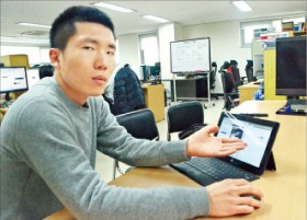 장성민 고려대 디지털포렌식연구실 연구원이 27일 피싱코드 삽입을 통한 해킹법을 설명하고 있다. 이지훈 기자