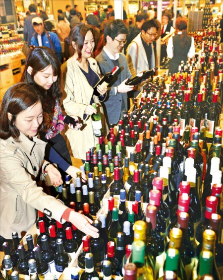 올해 와인 수입량이 2007년을 넘어 사상 최대를 기록했다. 서울 충무로 신세계백화점 본점 와인 매장에서 소비자들이 와인을 고르고 있다. 정동헌 기자 dhchung@hankyung.com