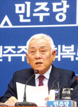 김한길 민주당 대표가 29일 기자회견을 하고 국정원 개혁에 대해 언급하고 있다. 연합뉴스