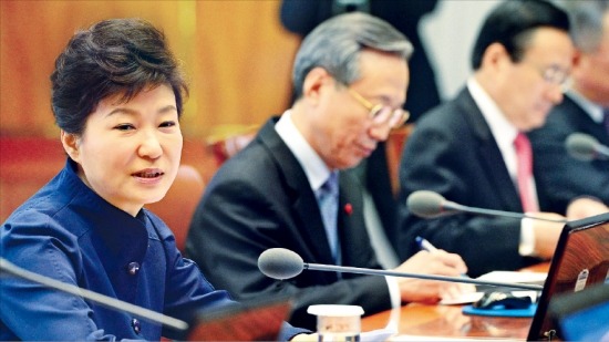 박근혜 대통령이 30일 청와대에서 열린 수석비서관회의에서 모두발언하고 있다. 강은구 기자 egkang@hankyung.com
