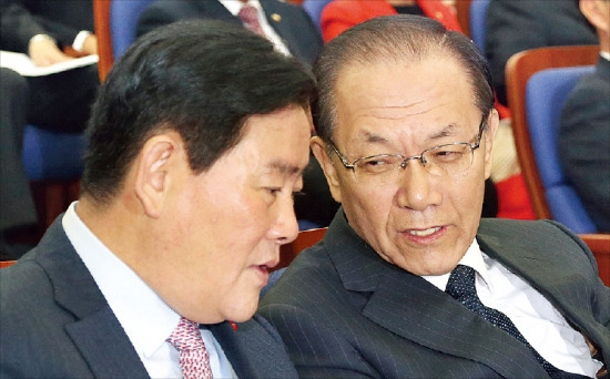 새누리당 황우여 대표(오른쪽)와 최경환 원내대표가 31일 국회에서 열린 의원총회에서 대화하고 있다. 연합뉴스