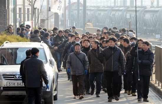 < 22일 만에 출근 > 역대 최장 기간을 기록한 철도파업이 끝나면서 철도노조 조합원들이 속속 일터로 돌아왔다. 복귀 첫날인 31일 오전 코레일 노조원들이 서울 상암동 수색차량사업소에 들어서고 있다. 허문찬 기자 sweat@hankyung.com