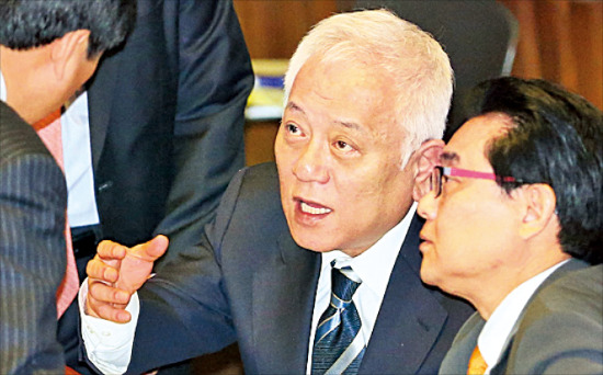 민주당 김한길 대표(가운데)와 전병헌 원내대표가 31일 국회 본회의장에서 의원들과 이야기하고 있다. 연합뉴스