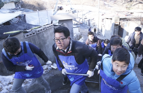 정지선 현대백화점그룹 회장, 새해 첫업무 연탄배달 봉사활동