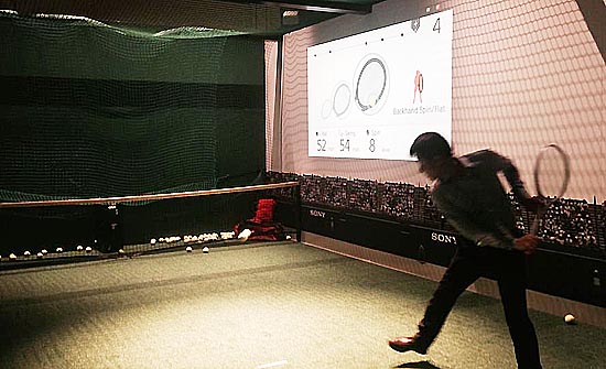 사진= 소니가 'CES 2014' 부스에 차린 '테니스 센서' 라켓 체험공간. 한 관람자가 직접 테니스 스윙을 해보고 있다.  사진=김민성 기자