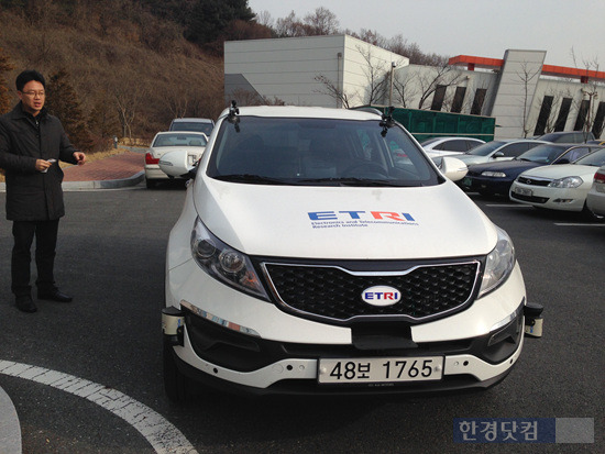 한국전자통신연구원(ETRI)이 국내 처음으로 무인발렛주차 기술을 선보인 기아자동차 스포티지R. 연구원 측은 2010년부터 지난 4년간 총 60억원의 정부 지원금을 받아 관련 기술을 연구·개발해 왔다. 