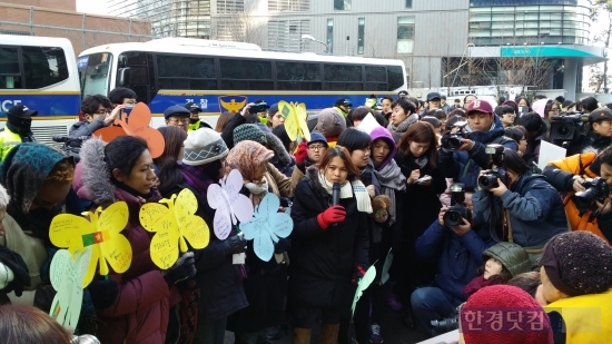 크리스틴씨(왼쪽에서 다섯번째)가 위안부 문제에 대해 발언하고 있다.