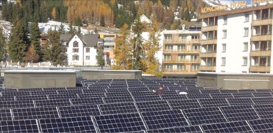 한화그룹은 매년 다보스포럼이 열리는 스위스 다보스시에 태양광 발전설비를 2013년 12월 기증했다. /한화 제공
 