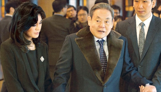 이건희 삼성 회장이 지난해 1월2일 서울 장충동 신라호텔에서 열린 ‘2013년 삼성그룹 신년하례식’에 참석하기 위해 들어서고 있다. /삼성 제공 