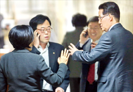 < 심각한 민주 > 박영선 국회 법제사법위원장(왼쪽)이 31일 밤 국회에서 열린 민주당 의원총회에서 김기식(가운데), 박지원 의원과 대화하고 있다. 연합뉴스