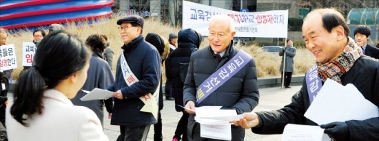 교육감 직선제 폐지 운동에 나선 시민단체 ‘선진사회만들기연대’의 공동대표인 김강정 전 iMBC 대표(오른쪽부터), 민계식 전 현대중공업 회장, 최종찬 전 건설교통부 장관 등이 3일 서울 청계광장에서 시민들에게 유인물을 나눠주고 있다. 허문찬 기자 sweat@hankyung.com