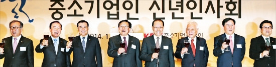 중소기업중앙회 주최로 6일 열린 중소기업인 신년인사회에서 정·재계 인사들이 건배하고 있다. 왼쪽부터 한정화 중소기업청장, 장병완 민주당 정책위의장, 강창희 국회의장, 김기문 중소기업중앙회장, 황우여 새누리당 대표, 김한길 민주당 대표, 최경환 새누리당 원내대표, 전병헌 민주당 원내대표. 중소기업중앙회 제공