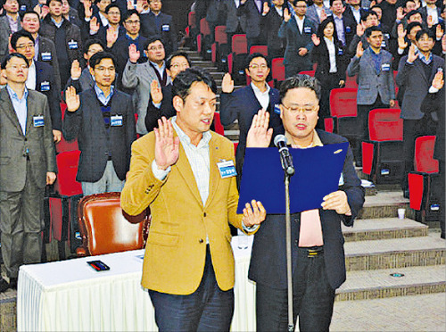 삼성증권 임직원이 지난해 12월19일 경기 용인의 삼성생명 휴먼센터에서 ‘2014년 경영전략회의’를 개최, 5대 불량 요소를 추방하는 내용의 선서를 하고 있다. /삼성증권 제공
 