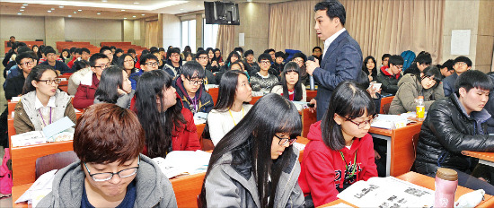 지난달 28일 서울 동국대에서 열린 ‘경제 리더스 캠프’에 참가한 고등학생들이 서용구 숙명여대 교수의 ‘경영학과 직업의 세계’ 강의를 듣고 있다. 한경 DB