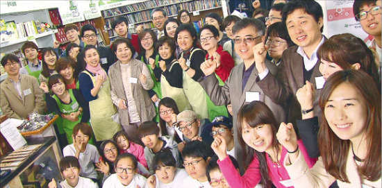 삼성물산 임직원들이 비영리 공익재단 ‘아름다운 가게’ 삼선교점에서 래미안아파트 입주자들이 기부한 물품을 전달하고 기념촬영하고 있다. 삼성물산 제공