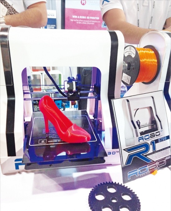 3D 프린터 업체인 로보3D는 미국 라스베이거스에 열리고 있는 ‘CES 2014’에서 3D 프린터 제품으로 여성용 구두를 만드는 기술을 선보여 눈길을 끌었다. 라스베이거스=윤정현 기자
