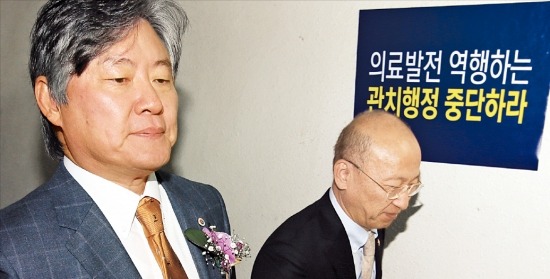 지난 3일 서울 용산 대한의사협회 회관에서 열린 ‘의료계 신년 하례회’에서 만난 문형표 보건복지부 장관(오른쪽)과 노환규 대한의사협회장. 문 장관은 이 자리에서 “의료 현안을 논의하는 협의체를 구성하자”고 제안했으나 노 회장은 “11일 총파업 출정식에서 결정하겠다”며 답변을 피했다. 연합뉴스