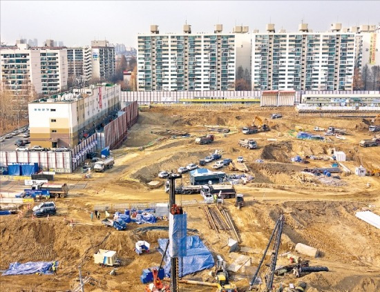 위례신도시 등 새 아파트가 큰 인기를 얻자 서울 강남권 재건축 아파트들도 사업 추진이 빨라지고 있다. 지난해 1순위 청약에서 평균 25.6 대 1로 마감된 잠원동 ‘래미안 잠원’ 현장. 이현일 기자