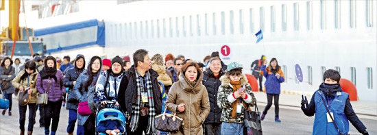 < 쇼핑하러 가자 > 중국인 관광객들이 지난달 21일 인천의 한 부두에 정박한 이탈리아 크루즈 선박 ‘코스타아틀란틱호’에서 내려 서울행 관광버스로 가고 있다. 허문찬 기자 sweat@hankyung.com