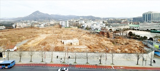 < 6년째 ‘그대로’ > 학교 인근 호텔 신축 규제가 풀리지 않아 6년째 방치돼 있는 서울 경복궁 옆 대한항공 7성급 호텔부지. 정동헌 기자 dhchung@hankyung.com