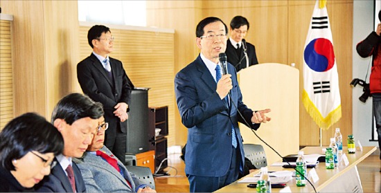 서울시는 여의도 주민들의 반발로 착공이 지연되고 있는 ‘제물포터널 공사’ 해결을 위해 주민대표와 협의회를 구성했다. 첫 회의가 열린 15일 박원순 서울시장이 인사말을 하고 있다. 서울시 제공