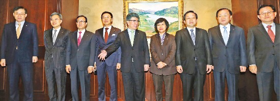 17일 오전 서울 남대문로 한국은행 본관에서 열린 금융협의회에서 김중수 한은 총재(가운데)가 금융지주 회장 및 시중은행장들과 인사하고 있다. 왼쪽부터 홍기택 산은금융지주 회장, 하영구 한국씨티은행장, 이순우 우리금융지주 회장, 이건호 국민은행장, 김 총재, 권선주 기업은행장, 김종준 하나은행장, 김주하 농협은행장, 서진원 신한은행장. 연합뉴스