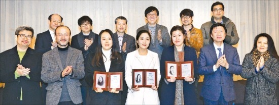 2014 한경 청년신춘문예 시상식이 17일 한국경제신문에서 열렸다. 시상식 뒤 김탁환 소설가(앞줄 왼쪽부터), 최승호 시인, 올 신춘문예 당선자 김의경 씨(장편소설), 간유미 씨(시나리오), 이소연 씨(시), 김기웅 한국경제신문 사장, 강유정 영화평론가 등이 기념촬영을 하고 있다. 김병언 기자 misaeon@hankyung.com