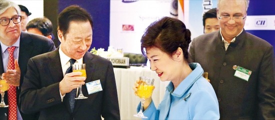 박근혜 대통령이 17일 인도 뉴델리의 한 호텔에서 한국과 인도 기업인 300여명이 참석한 가운데 열린 경제협력포럼 오찬 간담회에서 박용만 대한상공회의소 회장과 이야기하고 있다. 대한상의 제공
