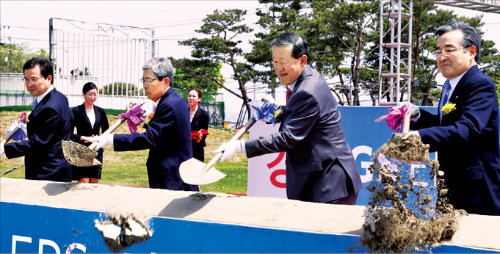 허창수 GS그룹 회장(오른쪽 두 번째)이 지난해 열린 충남 당진시 바이오매스 발전소 착공식에서 첫삽을 뜨고 있다. GS 제공 