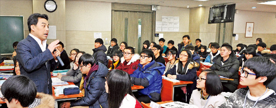 지난달 동국대에서 열린 6회 테샛 경제 리더스 캠프에서 서용구 숙명여대 교수가 ‘경영학과 직업의 세계’를 주제로 강의하고 있다. 한경DB