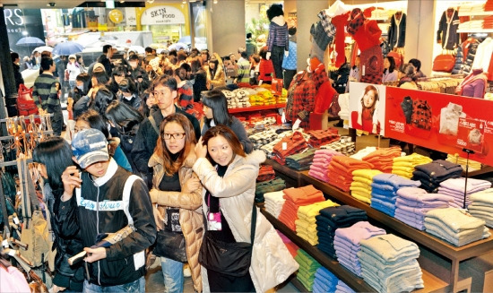 해외 제조·직매형 의류(SPA)의 한국 상륙 이후 소비자들이 ‘아주 저렴한’ SPA나 ‘아주 고급스러운’ 명품에만 지갑을 여는 현상이 강해지고 있다. 사진은 SPA 브랜드 ‘스파오’의 서울 명동 매장. 한경DB
