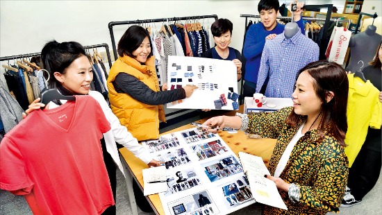 해외 SPA 브랜드에 도전장을 낸 토종 패션업체들의 움직임이 분주하다. 삼성에버랜드 ‘에잇세컨즈’ 디자이너들이 서울 수송동 본사에서 신상품 개발을 위해 토론하고 있다. 정동헌 기자 dhchung@hankyung.com