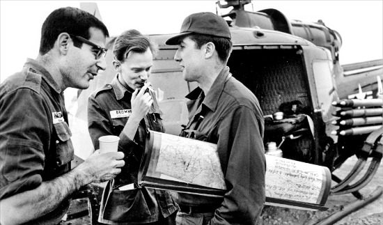 1960년대 중반 동료기자들과 함께 베트남을 찾은 데이비드 핼버스탬(맨 왼쪽). 한경DB