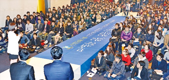 금융권 취업 문이 갈수록 좁아지고 있다. 은행 인사담당자들은 “취업이 힘들수록 스펙보다는 바른 인성·가치관을 쌓기 위해 준비하라”고 조언했다. 사진은 지난해 한국경제신문에서 열린 신한금융그룹 채용설명회. 한경 DB