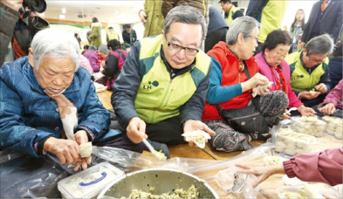 이재영 LH(한국토지주택공사) 사장(왼쪽 두 번째)이 27일 경기 성남시 야탑동 목련마을 중탑종합사회복지관에서 만두를 빚고 있다.  /LH  제공 