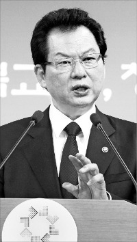 서남수 교육부 장관이 28일 정부세종청사에서 대학구조개혁 추진계획을 발표하고 있다. 연합뉴스
