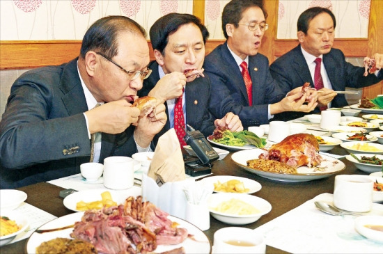 < “익혀 먹으면 괜찮아요” > 황우여 대표(왼쪽 첫 번째)와 김기현 정책위의장(두 번째) 등 새누리당 당직자들이 28일 조류인플루엔자(AI)로 어려움을 겪는 오리사육 농가들을 돕기 위해 서울 여의도의 한 식당에서 오리고기로 점심식사를 하고 있다. 연합뉴스