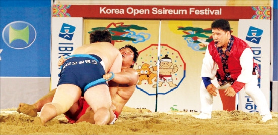 현대삼호중공업 코끼리씨름단의 이슬기(왼쪽)가 지난해 11월 2013 천하장사씨름대축제 장사결정전에서 김재환(용인대)을 제압하고 있다. 연합뉴스