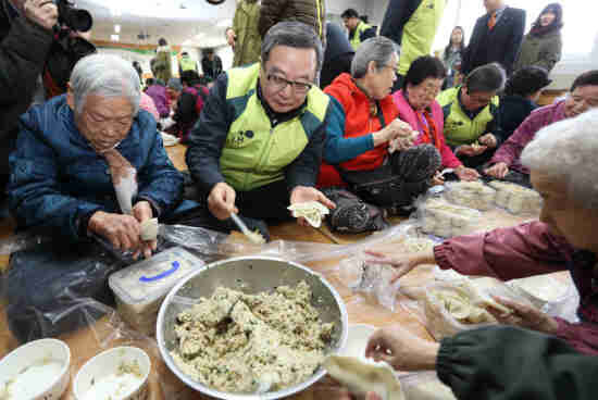 이재영 LH 사장(왼쪽 두번째)이 경기 성남시 임대주택을 찾아 만두를빚으며 담소를 나누고 있다.