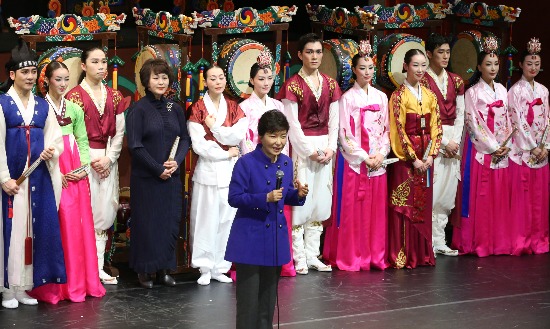스위스를 국빈 방문중인 박근혜 대통령이 19일(현지시간) 오후 파울 클레센터에서 한국 전통예술 문화를 소개하는 코리아 판타지 공연을 관람한 뒤 무대에 올라 인사말을 하고 있다. 연합뉴스