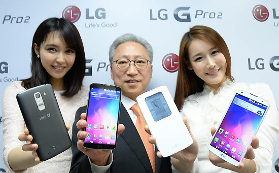 조성하 LG전자 MC사업본부 한국영업 부사장(가운데)이 13일 공개한 'LG G프로 2' 스마트폰을 들어보이고 있다.